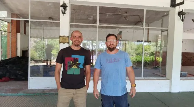 Dos jóvenes se la juegan: abren el parador municipal en Las Cañas