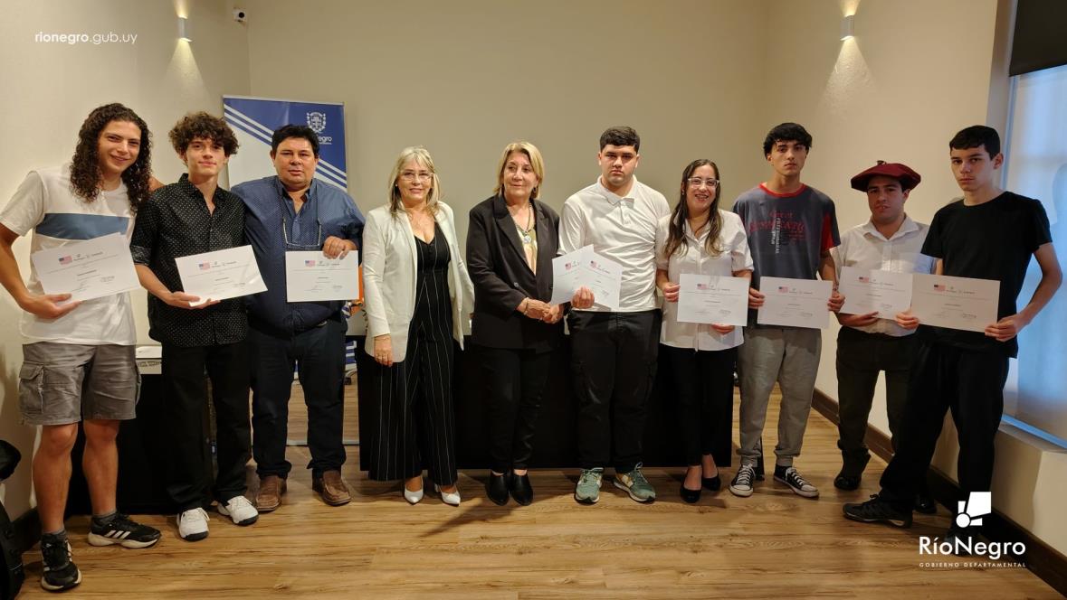 Entrega de certificados de los cursos en tecnología UNITY