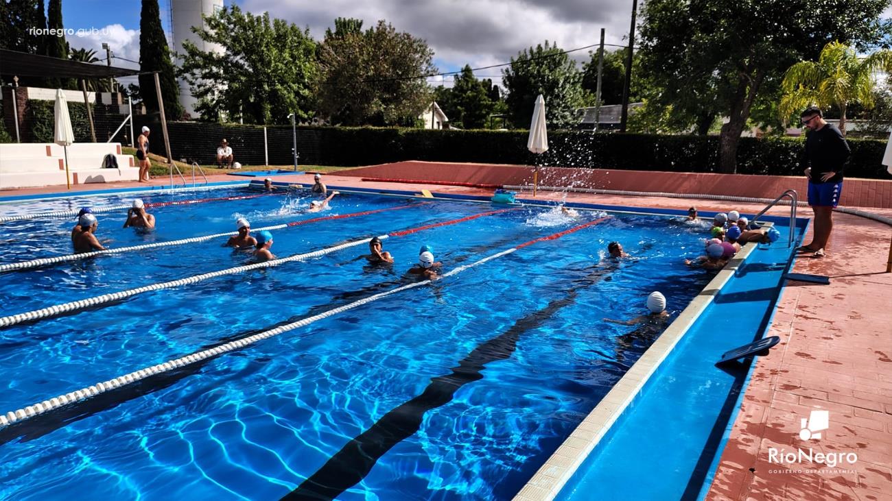 Cerca de 900 personas asisten a las actividades en la Piscina Municipal