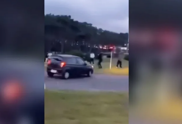 Filman a conductora intentando atropellar a jóvenes en Maldonado; la mujer ya fue identificada
