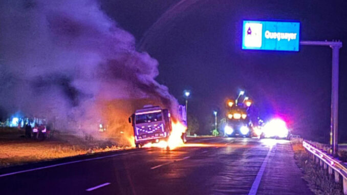 Camión con carga de trigo tomó fuego