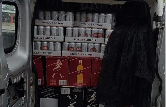 Caminera detuvo a una camioneta que llevaba 300 botellas de whisky y más de 2.000 latas de cerveza de contrabando