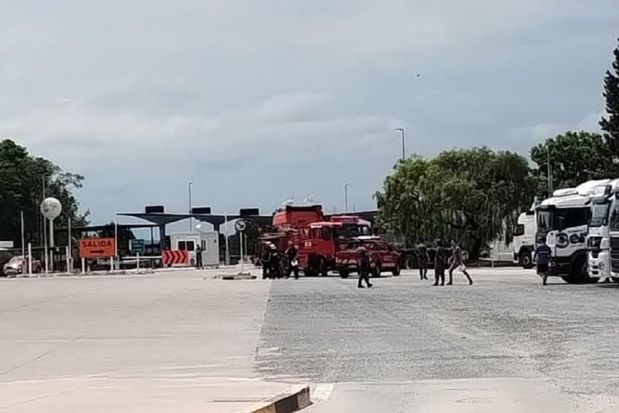 Derrame de mil litros de ácido en el Puente San Martín obligó a evacuar la zona