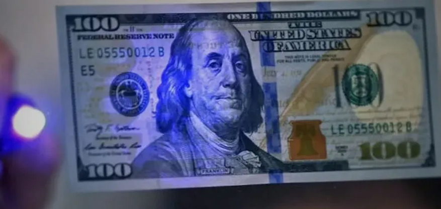 Alertan por billetes de dólares falsos