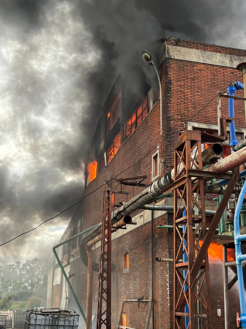 Incendio en galpón industrial de Paso Carrasco