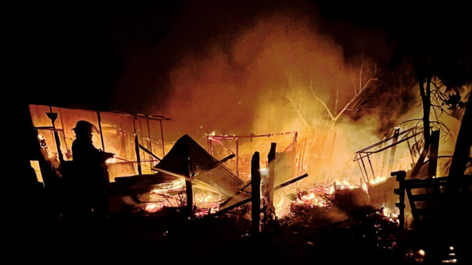Voraz incendio consumió tres casas de una misma familia en la zona sur de Paysandú